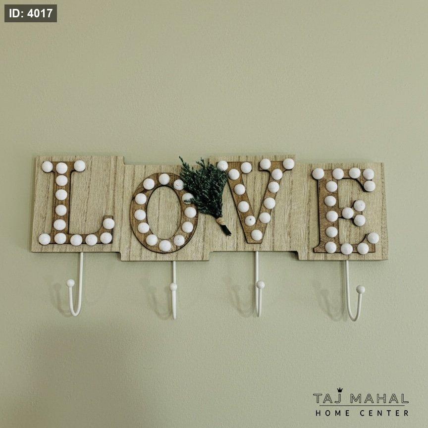 קולב עץ עם הביטוי Love