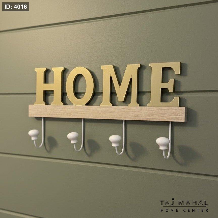 מתלה מפתחות מעץ נתלה על הקיר עם הביטוי HOME