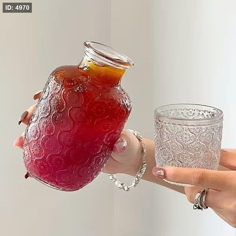 קנקן מים מזכוכית עם כוס מובלטת