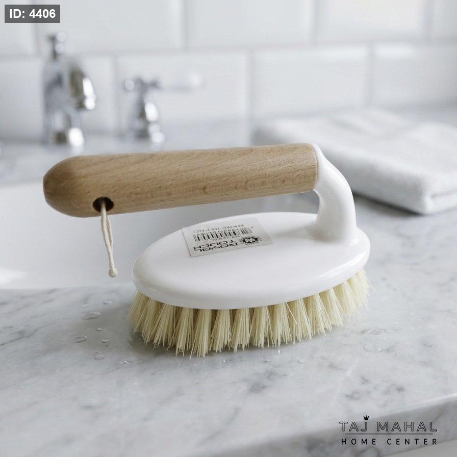 Manual cleaning brush with wooden handle