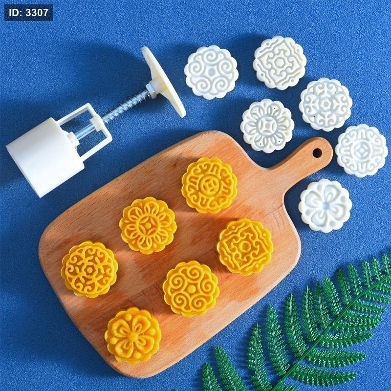 The usual mold and cake in 4 shapes